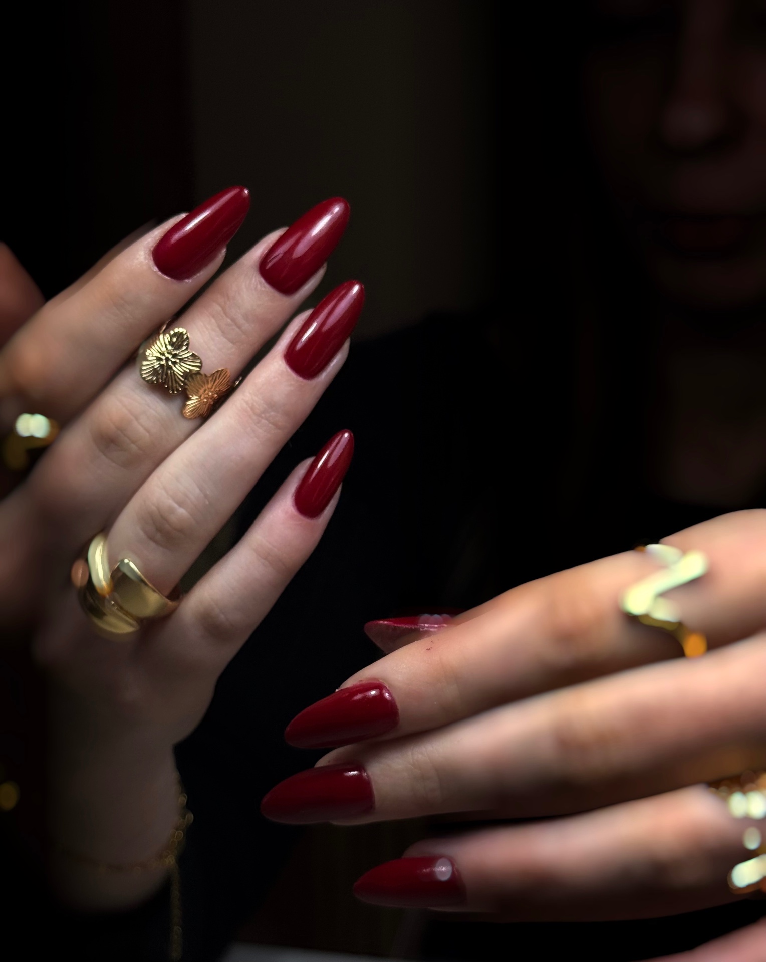 Ongles longs rouges en gel réalisés à l'institut NS Beauty Moment
