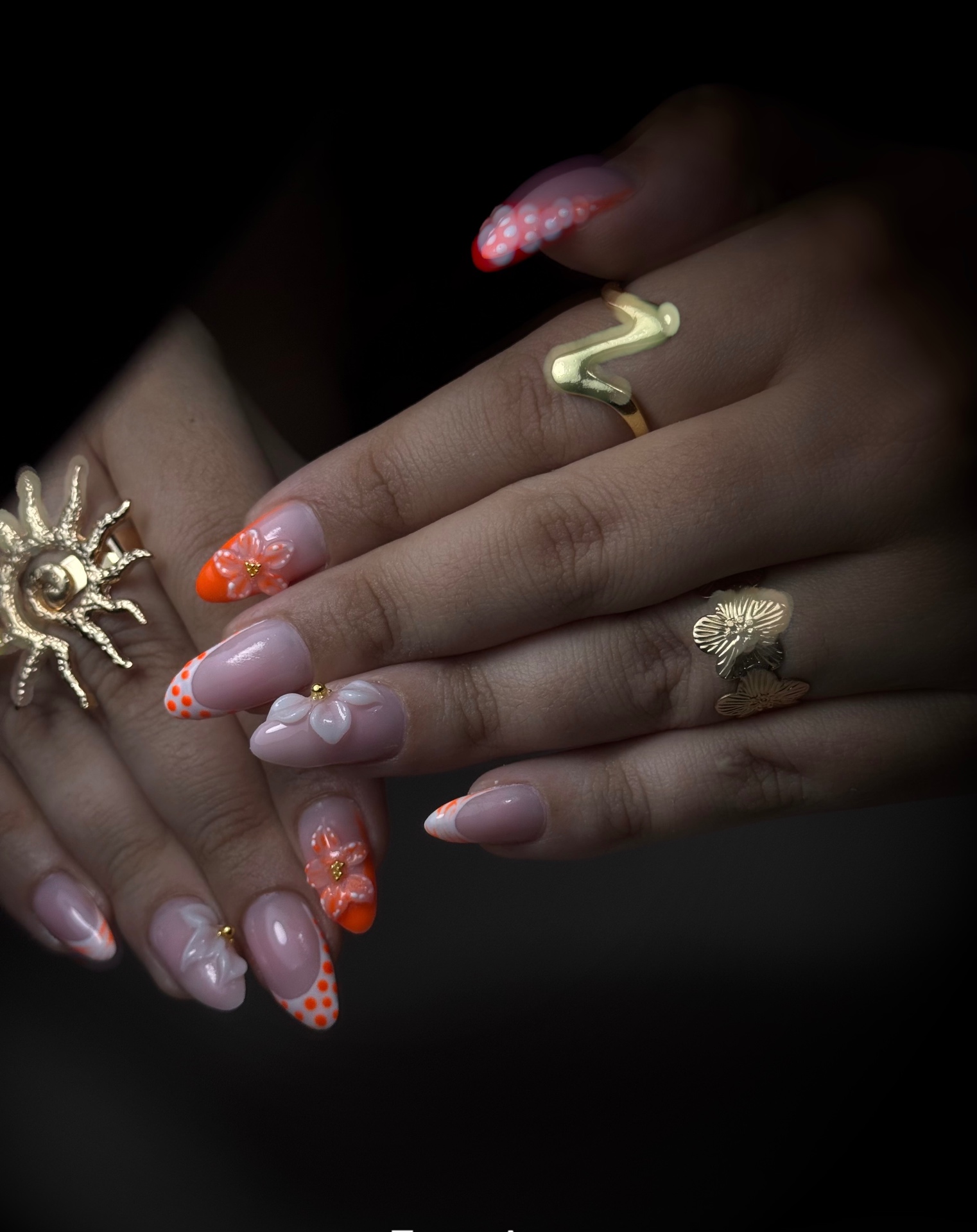 Nail art 3D fleurs orange et blanches sur ongles en gel