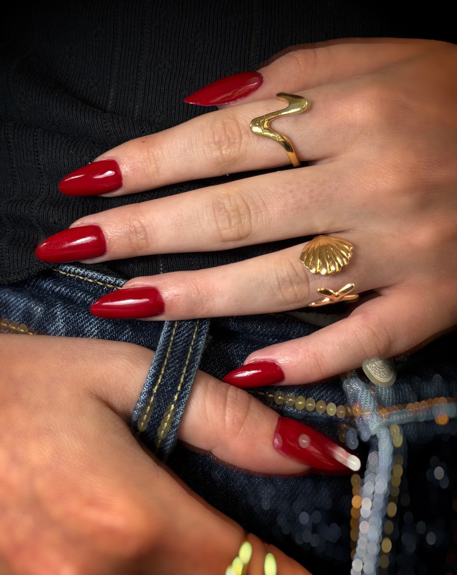 Ongles longs stiletto rouges en gel